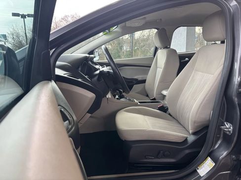 Used 2016 Ford Focus SE w/ SE Sport Package image 7