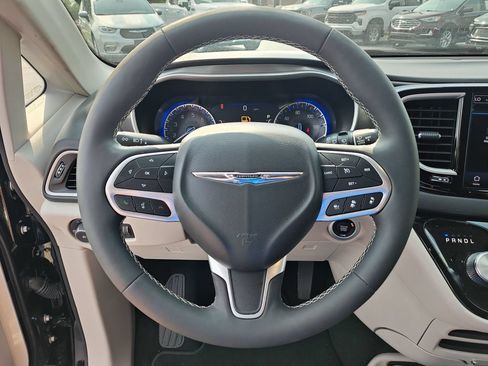 Used 2024 Chrysler Pacifica Touring-L FWD image 17