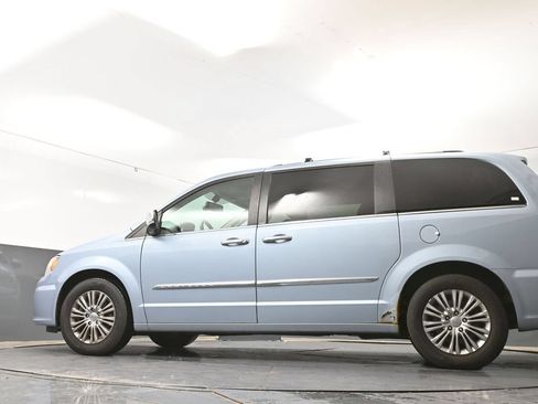 Used 2013 Chrysler Town & Country Touring-L w/ Driver Convenience Group FWD image 29