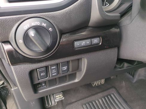 Used 2018 Nissan Titan SV w/ SV Convenience Package image 35