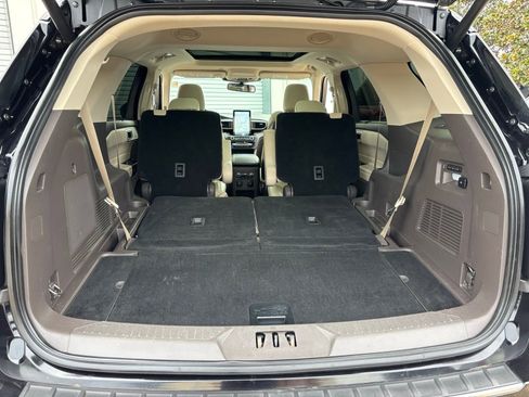 Used 2020 Ford Explorer Platinum w/ Premium Technology Package image 21