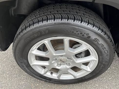 Used 2023 Jeep Renegade Latitude AWD/4WD image 11