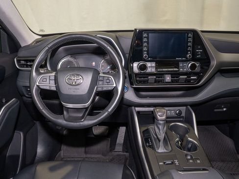 Used 2022 Toyota Highlander XLE image 2