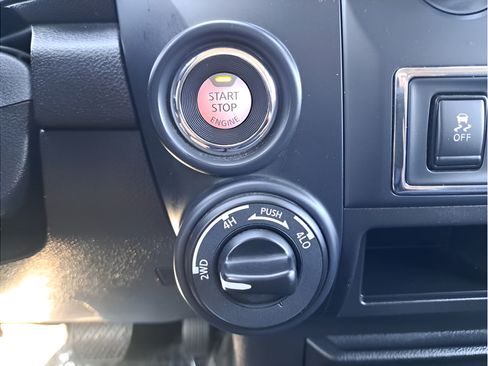 Used 2022 Nissan Titan SV AWD/4WD image 23