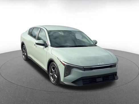 Used 2025 Kia K4 LXS image 3