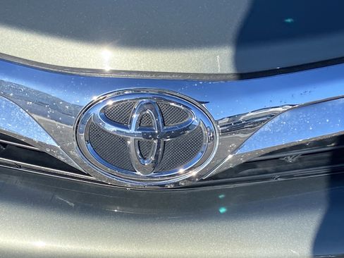 Used 2014 Toyota Camry L image 25