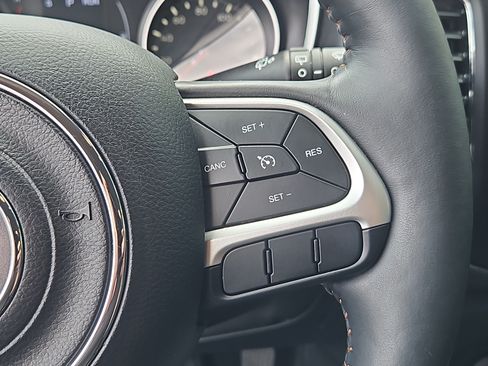 Used 2018 Jeep Compass Latitude w/ Cold Weather Group AWD/4WD image 19