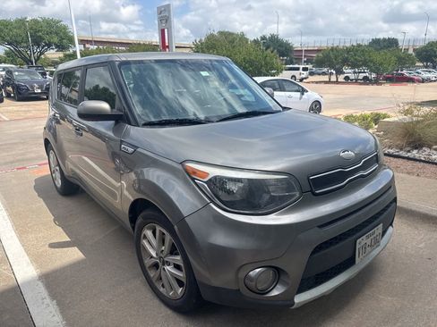 Used 2018 Kia Soul + image 2