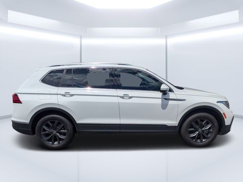 Used 2022 Volkswagen Tiguan SE FWD image 2