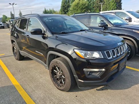 Used 2017 Jeep Compass Latitude w/ Popular Equipment Group AWD/4WD image 2