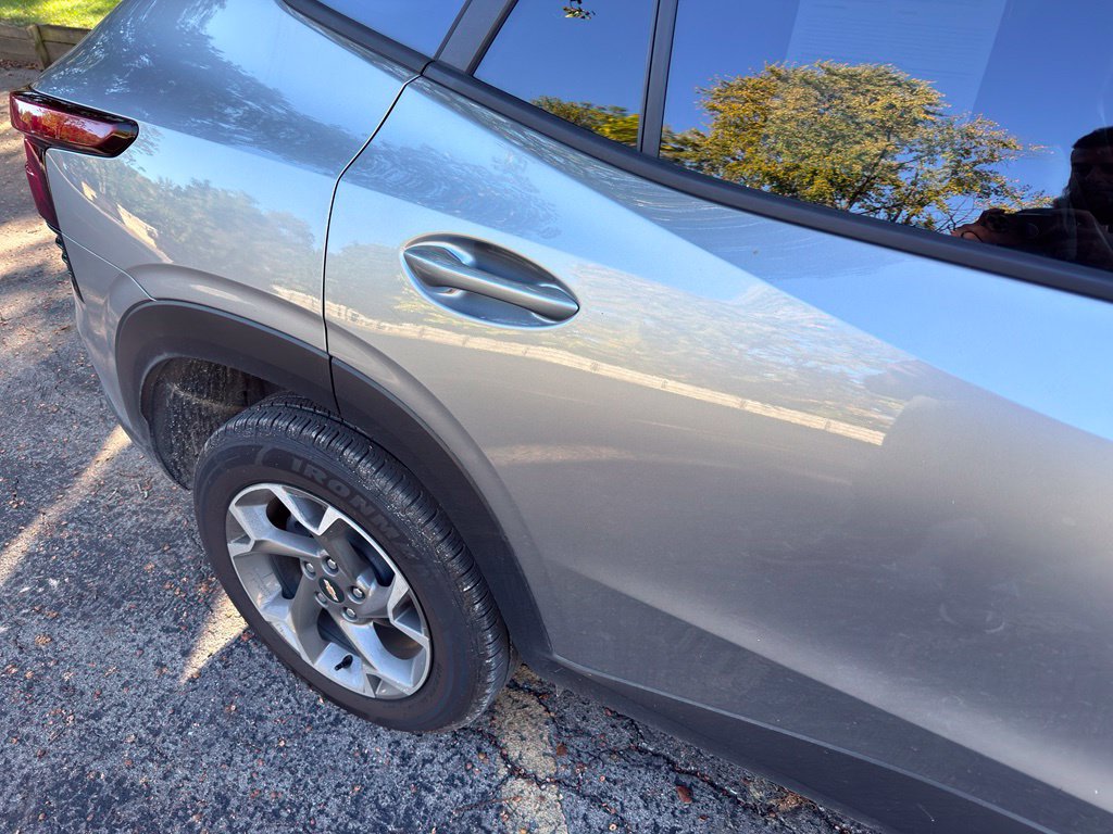 Used 2025 Chevrolet Trax LT FWD image 9