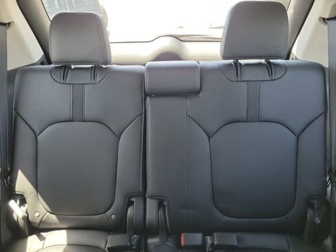 Used 2025 Honda Pilot Touring image 14