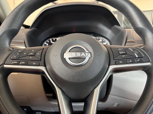 Used 2025 Nissan Altima 2.5 SV FWD image 23