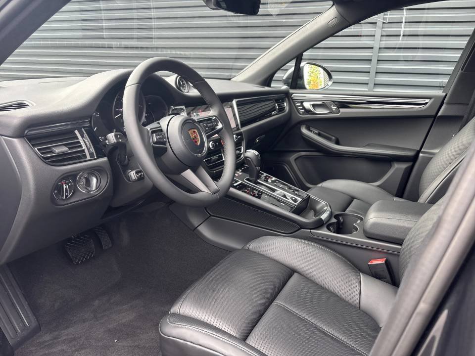 Certified 2026 Porsche Macan AWD/4WD image 10