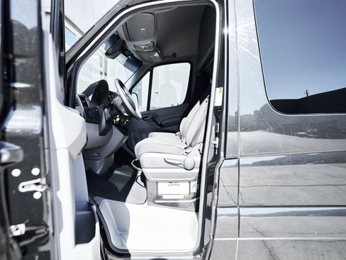 Used 2017 Mercedes-Benz Sprinter 3500 image 22