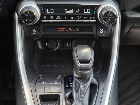 Used 2021 Toyota RAV4 XLE w/ Convenience Package FWD image 16