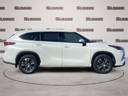 Used 2022 Toyota Highlander XLE image 6