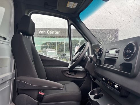 Used 2021 Freightliner Sprinter 3500 image 40