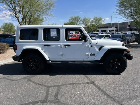 Used 2019 Jeep Wrangler Unlimited Sahara AWD/4WD image 5