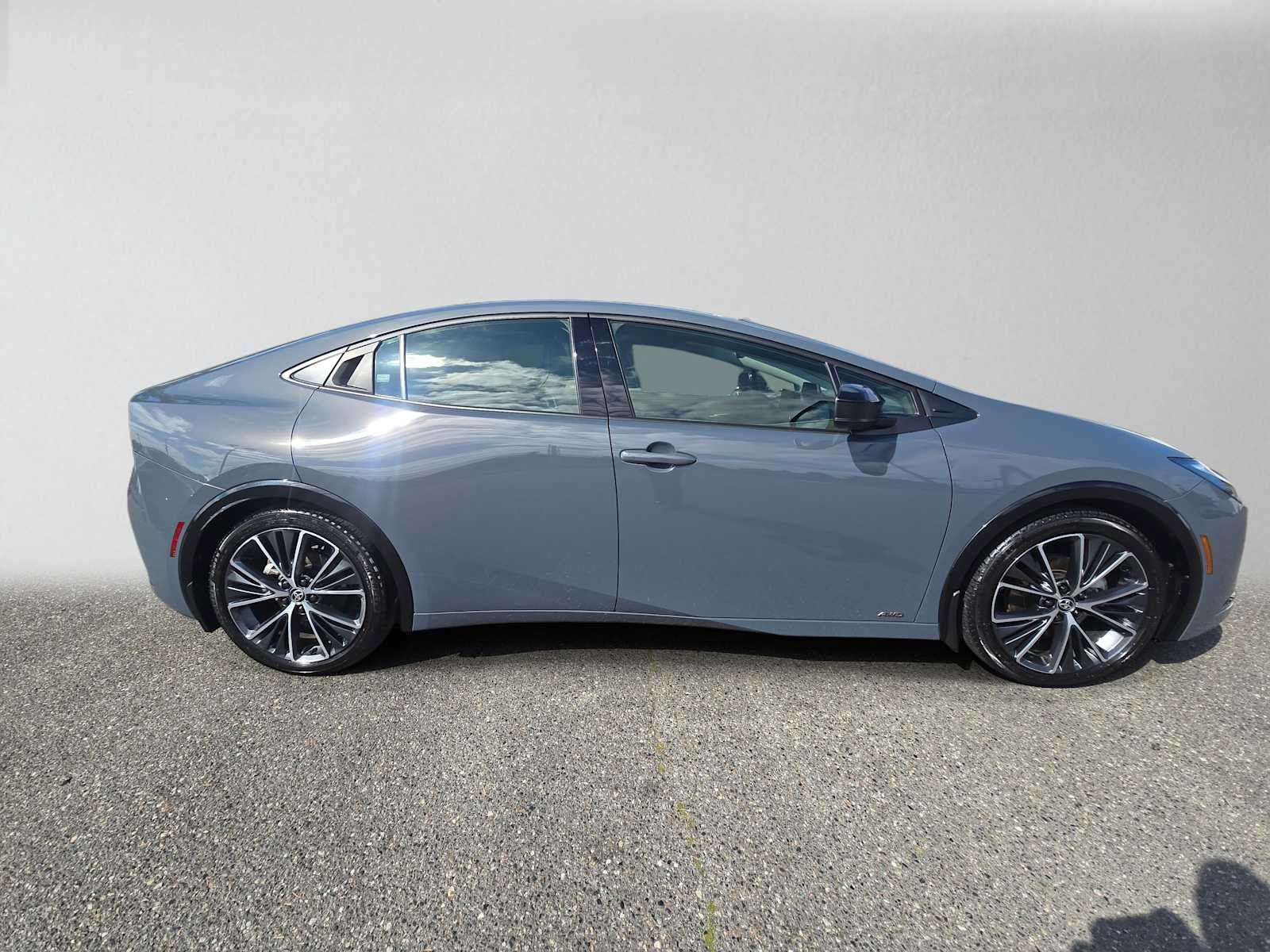 Used 2024 Toyota Prius XLE AWD/4WD image 2
