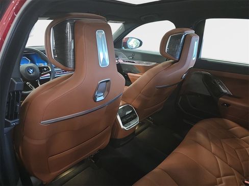 Used 2023 BMW 760i xDrive w/ Parking Assistance Package image 11