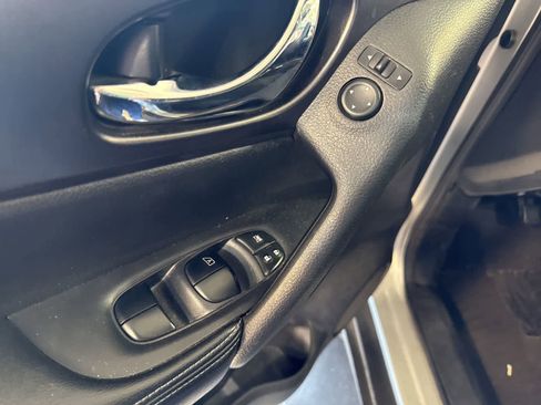 Used 2015 Nissan Rogue SV w/ SV Premium Package FWD image 17