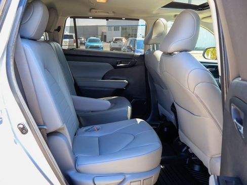 Used 2024 Toyota Highlander XLE FWD image 12