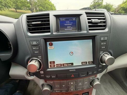 Used 2010 Toyota Highlander Limited FWD image 18