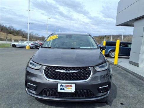Used 2023 Chrysler Pacifica Touring-L FWD image 3