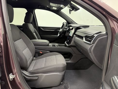 Used 2025 GMC Acadia Elevation image 31