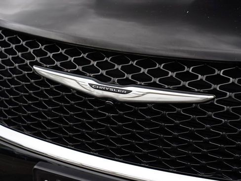 Used 2024 Chrysler Pacifica Touring-L image 5