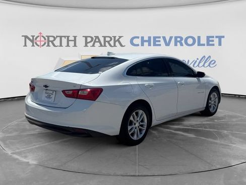 Used 2017 Chevrolet Malibu LT w/ Leather Package FWD image 3