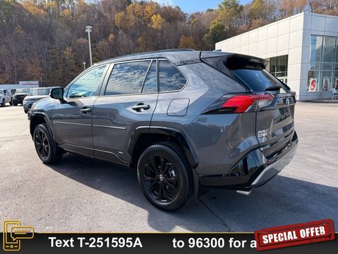 Used 2024 Toyota RAV4 SE w/ Convenience Package image 7