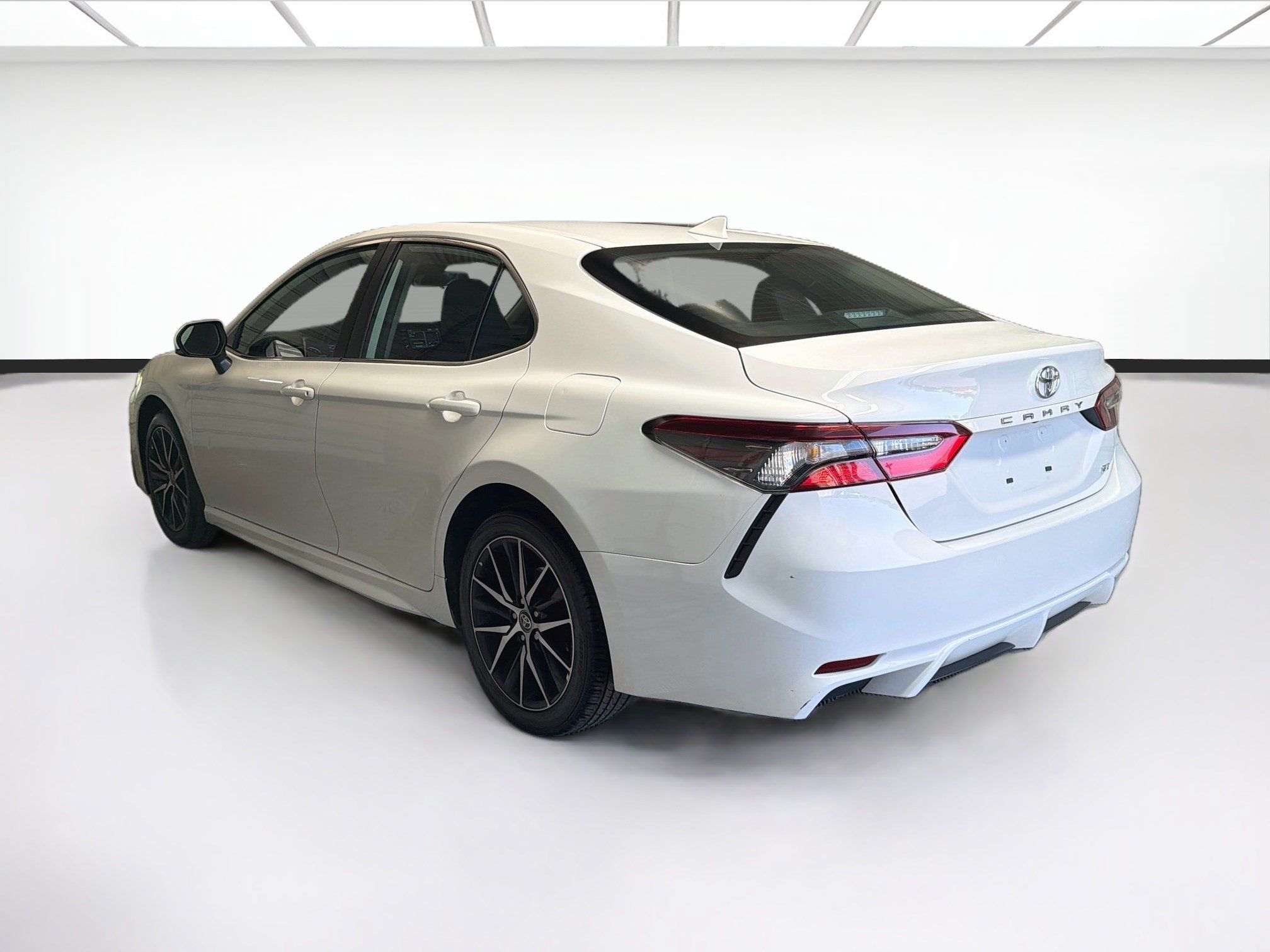 Used 2024 Toyota Camry SE FWD image 6