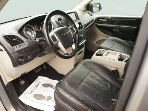 Used 2016 Chrysler Town & Country Touring FWD image 8