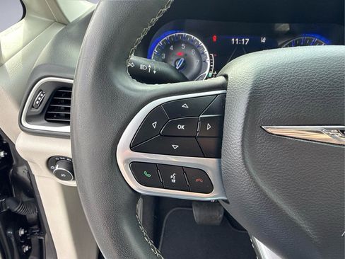 Used 2023 Chrysler Pacifica Touring-L FWD image 29