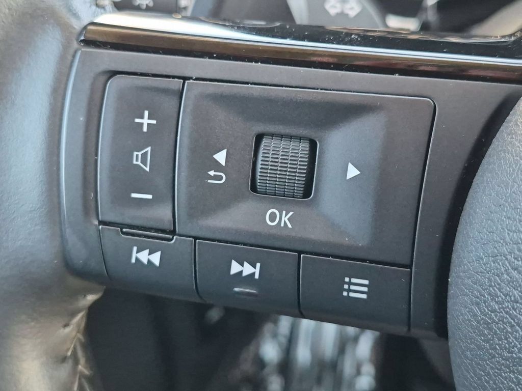 Used 2025 Nissan Pathfinder SL AWD/4WD image 18