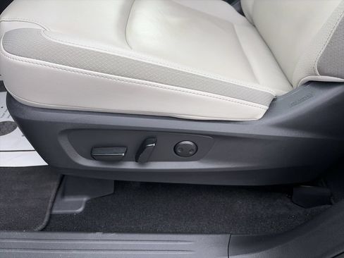 Used 2025 Nissan Pathfinder SL FWD image 13