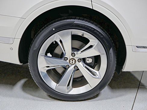 Used 2019 Bentley Bentayga image 58