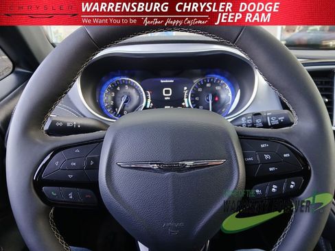 Used 2025 Chrysler Pacifica Limited image 21