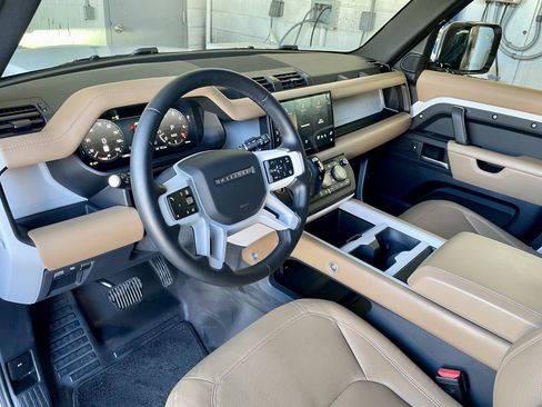 Used 2025 Land Rover Defender 110 X-Dynamic SE image 13