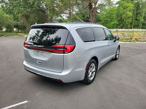 Used 2023 Chrysler Pacifica Limited FWD image 2