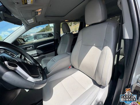 Used 2019 Toyota Highlander XLE AWD/4WD image 15