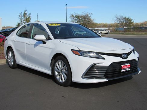 Used 2024 Toyota Camry LE image 4