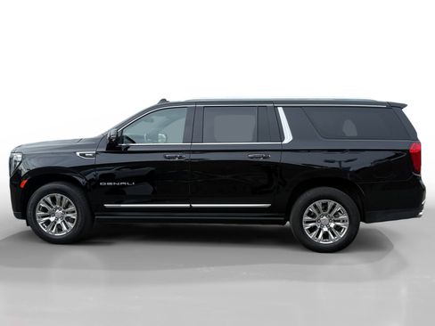 Used 2023 GMC Yukon XL Denali image 2