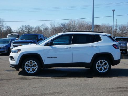 Used 2025 Jeep Compass Latitude AWD/4WD image 6