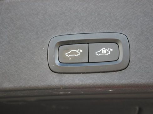 Used 2019 Volvo XC40 T5 Momentum image 25