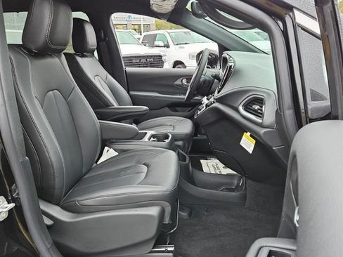 New 2026 Chrysler Pacifica Select FWD image 16