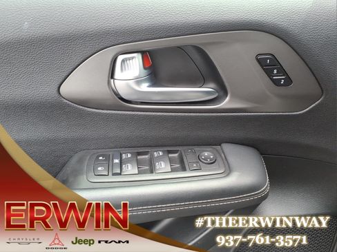Certified 2025 Chrysler Pacifica Select FWD image 11