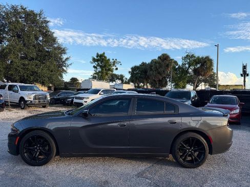 Used 2017 Dodge Charger SXT w/ Blacktop Package RWD image 8